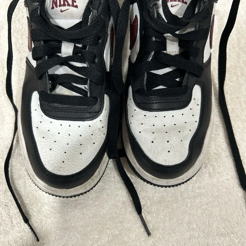 Nike Kids Black White and Maroon Low-Top Sneakers
